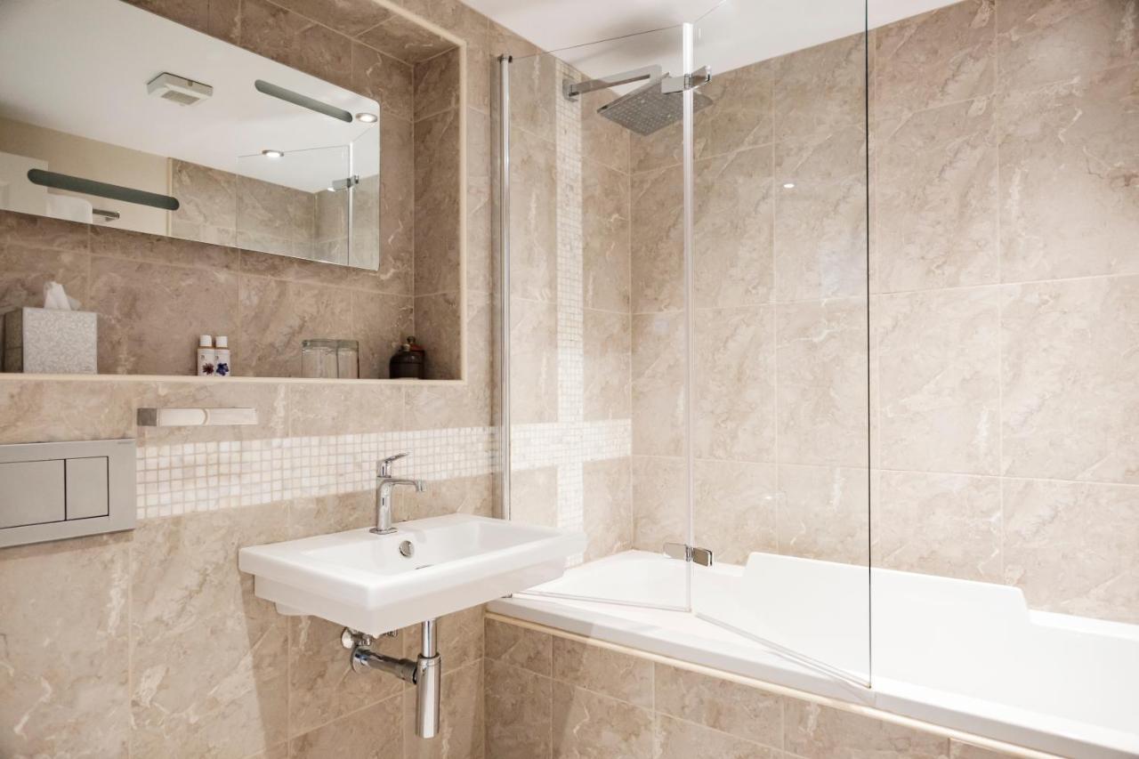 The Bower Inn Bridgwater Zewnętrze zdjęcie Bathroom with shower screen