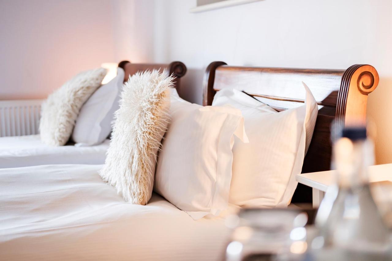The Bower Inn Bridgwater Zewnętrze zdjęcie A bed with pillows