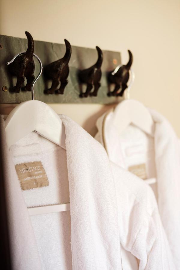 The Bower Inn Bridgwater Zewnętrze zdjęcie A white coat