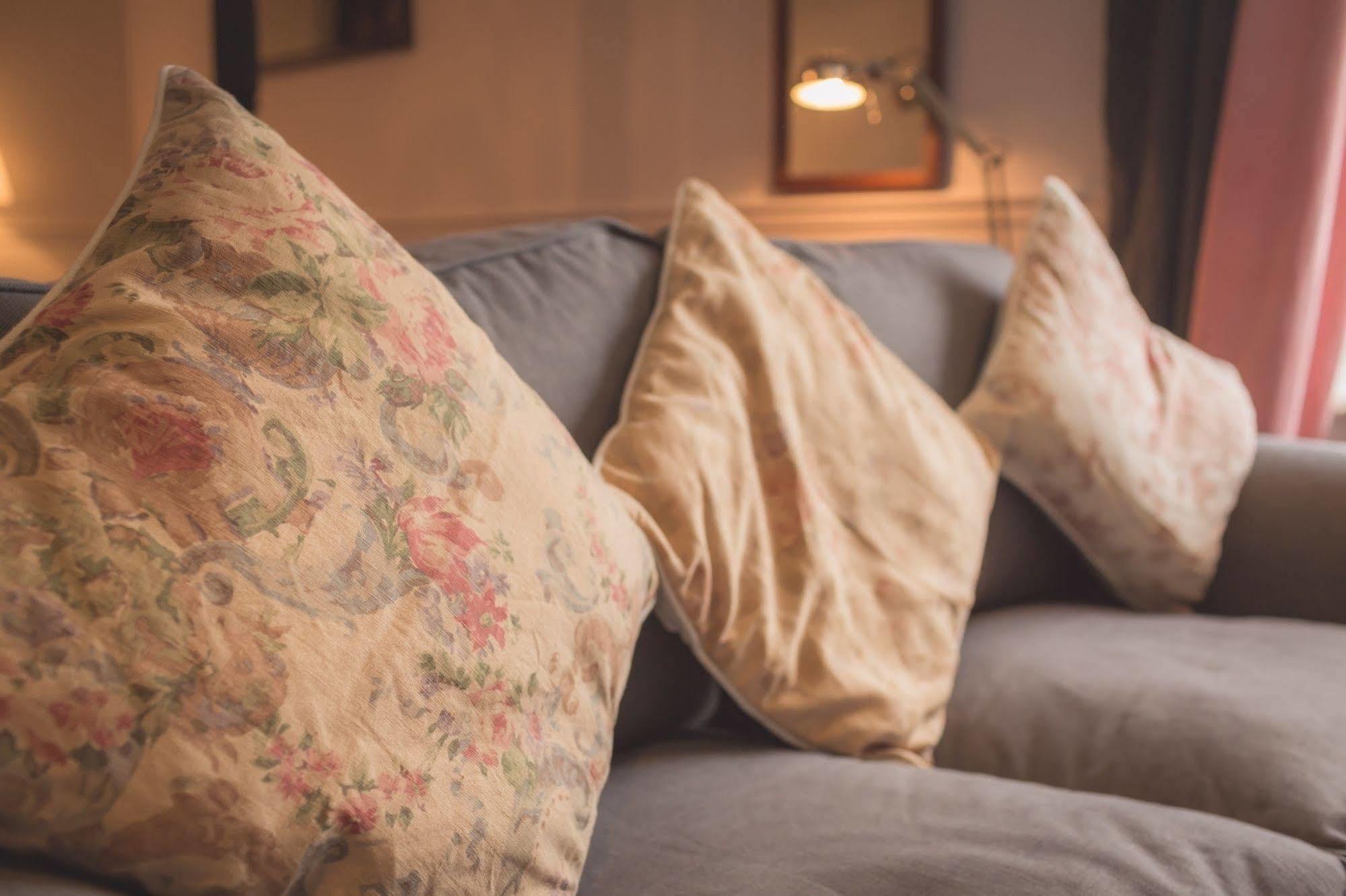 The Bower Inn Bridgwater Zewnętrze zdjęcie Cushions on a sofa